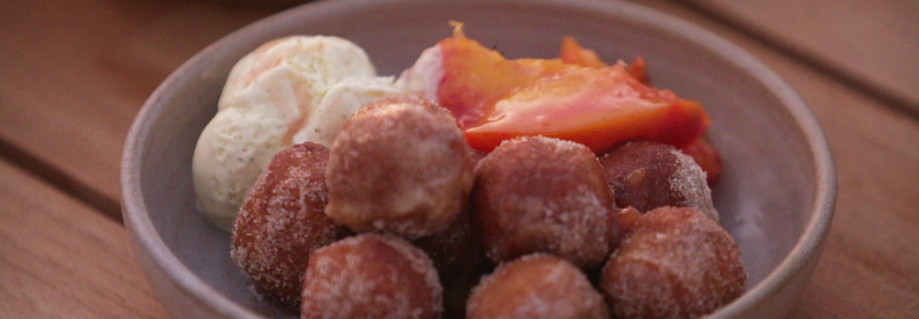 Honey and rum peaches